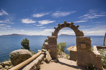 arch above titicaca lake in peru - obrazy, fototapety, plakaty