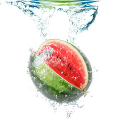 anguria che cade in acqua