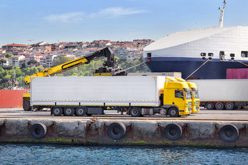 Truck unloading in a port