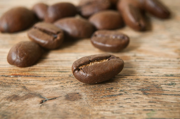 grains de café en gros plan sur table en vieux bois