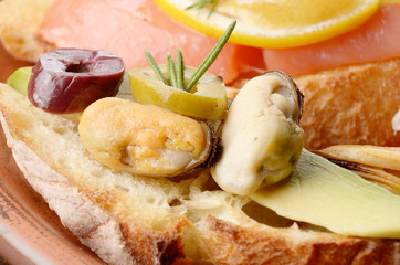 Open sandwiches with mussels