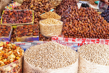 In einer Markthalle der afrikanischen Hafenstadt Agadir in Marokko mit frischen Datteln und...