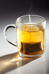 Teebeutel in eine Glastasse