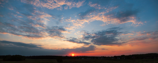 Sonnenuntergang über Großstadt