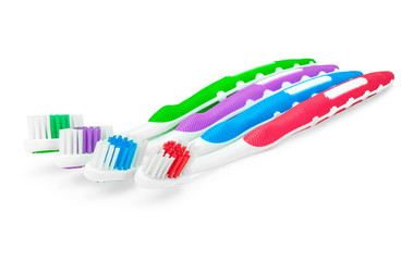 Зеленая, фиолетовая, синяя и красная зубные щетки на изолированном белом фоне