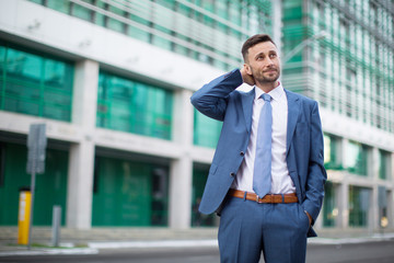 Naklejka premium crisis times: businessman walking down the street