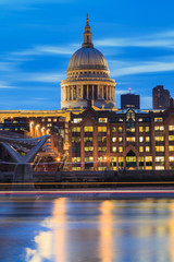 Fototapeta premium Millennium Bridge leading to Saint Paul's Cathedral during sunset