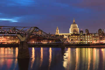 Fototapeta premium Millennium Bridge leading to Saint Paul's Cathedral during sunset