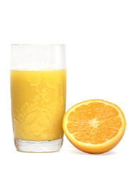 Vaso de zumo de naranja sobre fondo blanco
