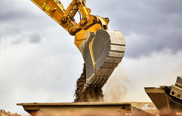 Construction industry excavator feeding portable quarry machine