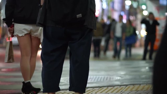 混雑する東京・渋谷の横断歩道（歩行者・足元・夜景）
