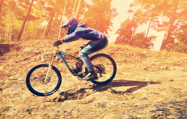 Obraz na płótnie Canvas man riding a mountain bike