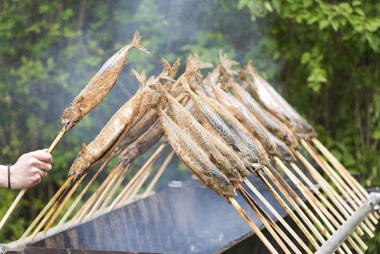 In Bayern werden Forellen, Saibling oder Renke auf einem Stock als sogenannter Steckerlfisch &uuml;ber Holzkohle gegrillt