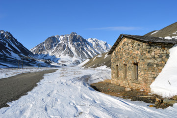 Каменные дома на фоне гор Чукотки