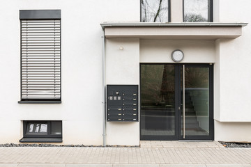 Hausfassade Eingang mit Glastür 