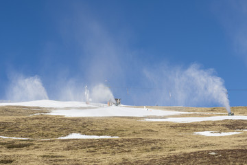 Schneekanone in den Alpen - Wintersport