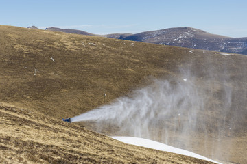 Skipiste bei Schneemangel-Kunstschnee