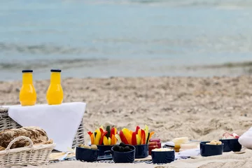 Crédence de cuisine en verre imprimé Pique-nique Pique-nique d& 39 été sur la plage. Ustensiles de pique-nique bleu avec ve