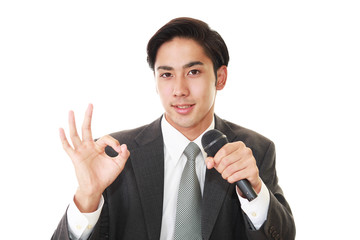 プレゼンをする笑顔のビジネスマン