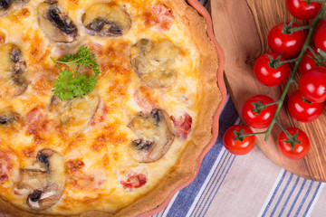 Savoury quiche with tomatoes