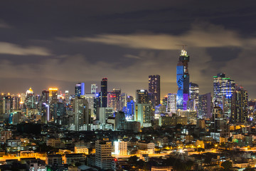 Fototapeta na wymiar Big city of Modern and tall buildings with expressway at Bangkok