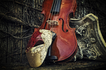 Masquerade - Phantom of the Opera Mask with Violin and Roman Col