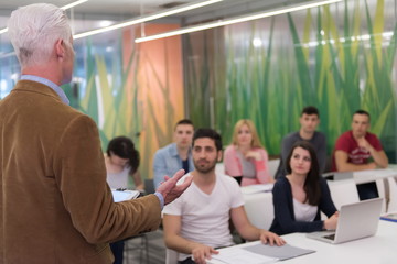 Obraz premium teacher with a group of students in classroom