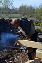 плотник за работой