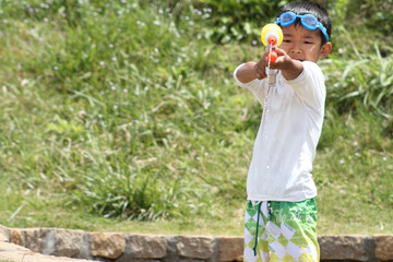 水鉄砲で遊ぶ小学生(1年生)