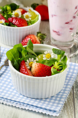 Salad with lamb's lettuce (Valerianella locusta), strawberries,