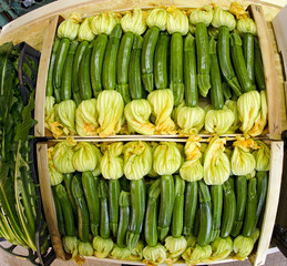 Kiste mit Zucchinis