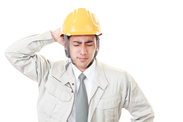 疲れた表情の労働者