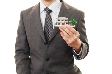 住宅模型を持つ男性