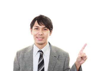 指示する笑顔のビジネスマン