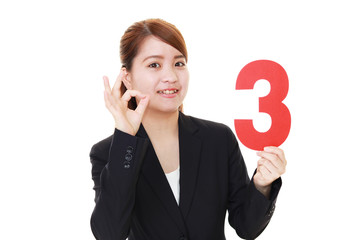 数字を持つ笑顔の女性