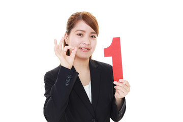 数字を持つ笑顔の女性