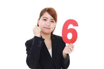 数字を持つ笑顔の女性