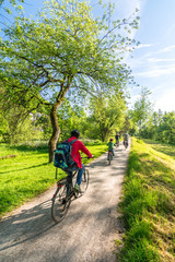 Fototapeta premium Fahrradtour im Park im Frühling