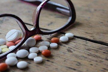 Fototapeta na wymiar Medical pills and glasses
