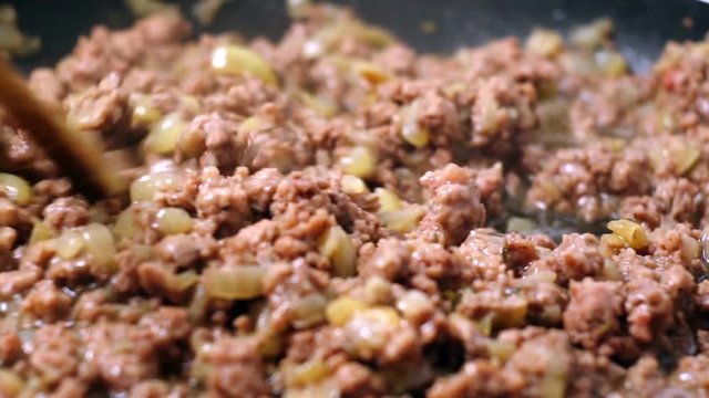 Preparing minced meat gravy sauce on a Teflon pan
