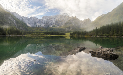 Panorama jeziora górskiego
