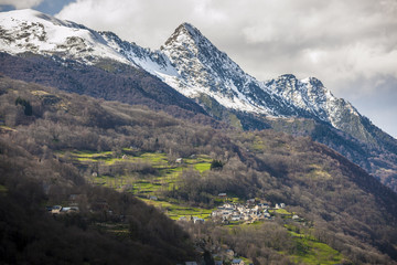 Fototapeta na wymiar the valley of Luz Saint Sauveur