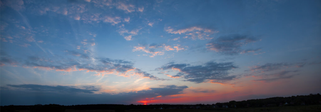 Bew&ouml;lkter Himmel mit untergehender Sonne