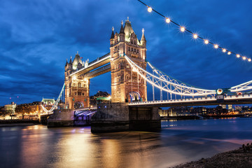 Fototapeta na wymiar Tower-Bridge in London zur blauen Stunde