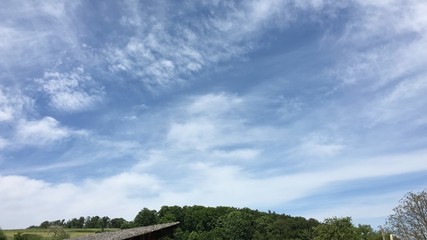 Landschaft mit blauem Himmel