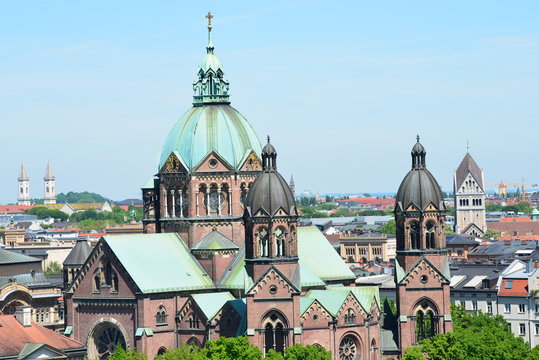 St Lukas Kirche mit Skyline