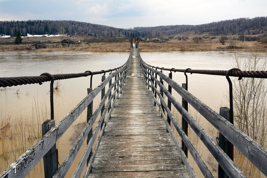 Suspended pedestrian bridge