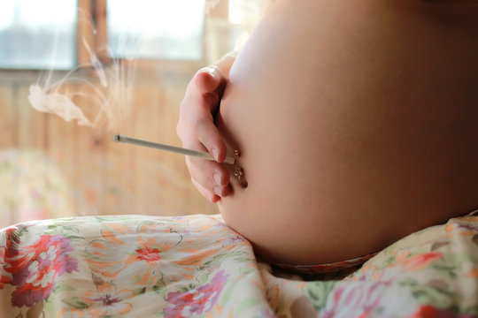 pregnant woman smoke cigarette