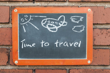 Tafel an einer Ziegelwand mit Text / Tafel an einer Ziegelwand mit Text Time to travel.