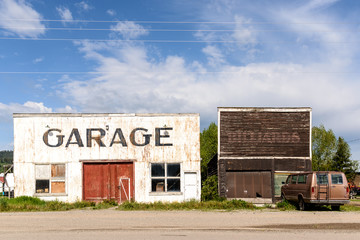 Garage abandonné et vintage / Garage vintage abandonné et ruiné par le temps.